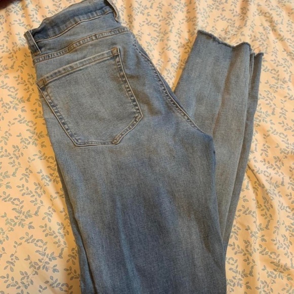 Lighter washed blue jeans (no rips) - Picture 2 of 2